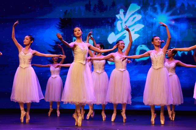 (260919) -- BANDAR SERI BEGAWAN, Sept. 19, 2026 (Xinhua) -- Artists perform during a cultural performance to mark the 35th anniversary of diplomatic relations between China and Brunei in Bandar Seri Begawan, Brunei, on Sept. 18, 2026. TO GO WITH "Cultural performance to celebrate 35th anniversary of China-Brunei ties held in Brunei" (Xinhua/Li Meng)