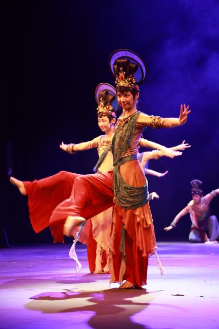 (260919) -- BANDAR SERI BEGAWAN, Sept. 19, 2026 (Xinhua) -- Artists perform during a cultural performance to mark the 35th anniversary of diplomatic relations between China and Brunei in Bandar Seri Begawan, Brunei, on Sept. 18, 2026. TO GO WITH "Cultural performance to celebrate 35th anniversary of China-Brunei ties held in Brunei" (Xinhua/Li Meng)