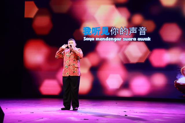 (260919) -- BANDAR SERI BEGAWAN, Sept. 19, 2026 (Xinhua) -- An artist performs during a cultural performance to mark the 35th anniversary of diplomatic relations between China and Brunei in Bandar Seri Begawan, Brunei, on Sept. 18, 2026. TO GO WITH "Cultural performance to celebrate 35th anniversary of China-Brunei ties held in Brunei" (Xinhua/Li Meng)