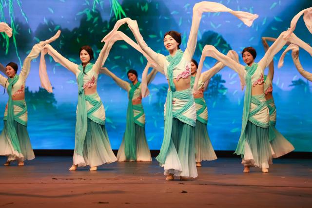 (260919) -- BANDAR SERI BEGAWAN, Sept. 19, 2026 (Xinhua) -- Artists perform during a cultural performance to mark the 35th anniversary of diplomatic relations between China and Brunei in Bandar Seri Begawan, Brunei, on Sept. 18, 2026. TO GO WITH "Cultural performance to celebrate 35th anniversary of China-Brunei ties held in Brunei" (Xinhua/Li Meng)