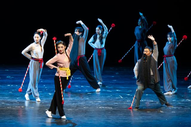 (260919) -- WUHAN, Sept. 19, 2026 (Xinhua) -- Artists perform during the 2026 Yangtze River Culture and Arts Season in Wuhan, central China's Hubei Province, Sept. 19, 2026. The 2026 Yangtze River Culture and Arts Season kicked off here on Saturday, and will run until Oct. 30. (Xinhua/Du Zixuan)