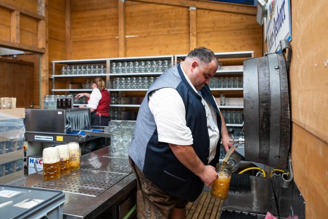 (260919) -- MUNICH, Sept. 19, 2026 (Xinhua) -- A staff member prepares cups of beer at the Oktoberfest in Munich, Germany, Sept. 19, 2026. The 191st Oktoberfest, one of the largest folk festivals in Germany, opened on Saturday in Munich, with mayor Dominik Krause tapping the first barrel of beer as a tradition. This year's festival will last until Oct. 4. (Xinhua/Zhang Haofu)