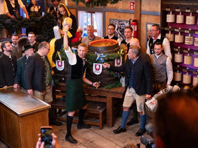 (260919) -- MUNICH, Sept. 19, 2026 (Xinhua) -- Munich Mayor Dominik Krause (C) taps the first barrel of beer of the 191st Oktoberfest in Munich, Germany, Sept. 19, 2026. The 191st Oktoberfest, one of the largest folk festivals in Germany, opened on Saturday in Munich, with mayor Dominik Krause tapping the first barrel of beer as a tradition. This year's festival will last until Oct. 4. (Xinhua/Zhang Haofu)