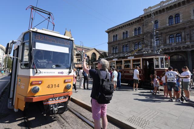 (260919) -- BUDAPEST, Sept. 19, 2026 (Xinhua) -- People attend a car-free weekend event in Budapest, Hungary, on Sept. 19, 2026. Budapest is holding a car-free weekend on Sept. 19-20 as part of European Mobility Week, promoting environmentally friendly and sustainable travel through public transport vehicle displays, cycling activities and family events. (Photo by Attila Volgyi/Xinhua)