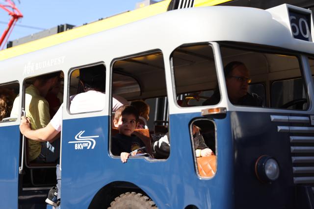 (260919) -- BUDAPEST, Sept. 19, 2026 (Xinhua) -- People take a mini bus during a car-free weekend event in Budapest, Hungary, on Sept. 19, 2026. Budapest is holding a car-free weekend on Sept. 19-20 as part of European Mobility Week, promoting environmentally friendly and sustainable travel through public transport vehicle displays, cycling activities and family events. (Xinhua/Hu Zhixuan)