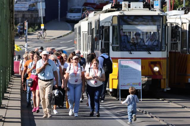 (260919) -- BUDAPEST, Sept. 19, 2026 (Xinhua) -- People attend a car-free weekend event in Budapest, Hungary, on Sept. 19, 2026. Budapest is holding a car-free weekend on Sept. 19-20 as part of European Mobility Week, promoting environmentally friendly and sustainable travel through public transport vehicle displays, cycling activities and family events. (Photo by Attila Volgyi/Xinhua)