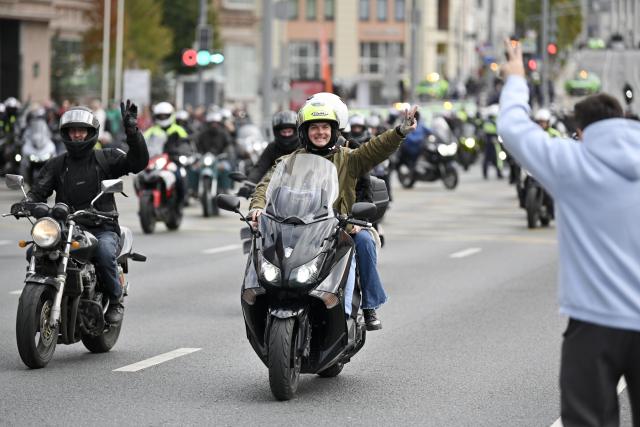 (260919) -- MOSCOW, Sept. 19, 2026 (Xinhua) -- Motorcyclists interact with audience during a parade in Moscow, Russia, on Sept. 19, 2026. The parade marked the end of this year's motorcycle season in Moscow. (Photo by Alexander Zemlianichenko Jr/Xinhua)