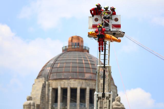 (260919) -- MEXICO CITY, Sept. 19, 2026 (Xinhua) -- Emergency rescue team members take part in the Second National Earthquake Drill 2026, in Mexico City, capital of Mexico, on Sept. 19, 2026. (Photo by Francisco Canedo/Xinhua)