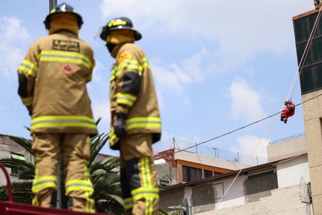 (260919) -- MEXICO CITY, Sept. 19, 2026 (Xinhua) -- Emergency rescue team members take part in the Second National Earthquake Drill 2026, in Mexico City, capital of Mexico, on Sept. 19, 2026. (Photo by Francisco Canedo/Xinhua)