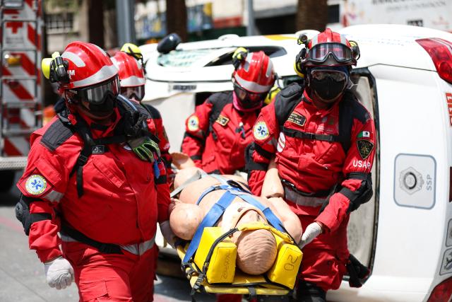 (260919) -- MEXICO CITY, Sept. 19, 2026 (Xinhua) -- Emergency rescue team members take part in the Second National Earthquake Drill 2026, in Mexico City, capital of Mexico, on Sept. 19, 2026. (Photo by Francisco Canedo/Xinhua)