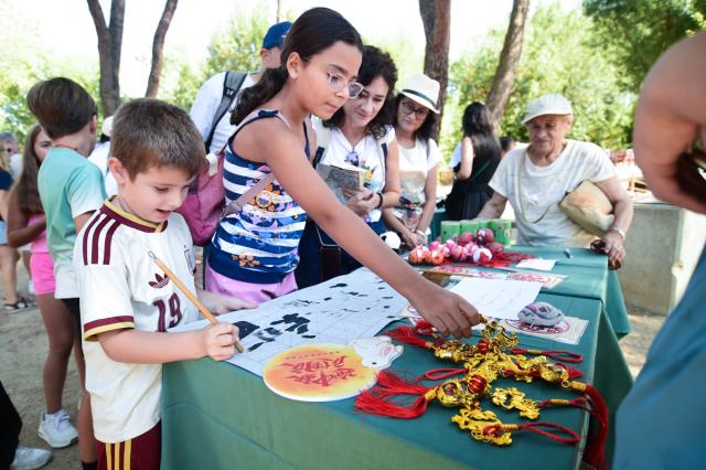 (260919) -- MADRID, Sept. 19, 2026 (Xinhua) -- Visitors enjoy activities during the celebration of the 6th birthday of the giant panda couple Jin Xi and Zhu Yu, at Madrid Zoo in Madrid, Spain, on Sept. 19, 2026. The sixth birthday party of the giant panda couple Jin Xi and Zhu Yu was held here on Saturday. (Photo by Gustavo Valiente/Xinhua)