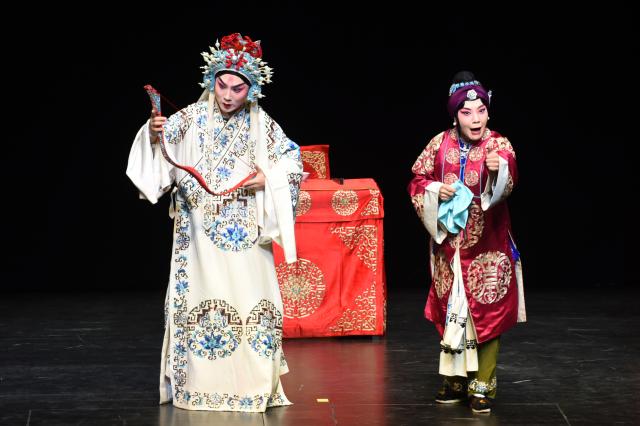 (260919) -- VIENNA, Sept. 19, 2026 (Xinhua) -- Actors perform "The Legend of the Iron Bow," a Peking Opera piece, as part of the 2026 Chinese operatic performances series "Legend of the Chinese Opera" in Vienna, Austria, Sept. 19, 2026. (Xinhua/He Canling)