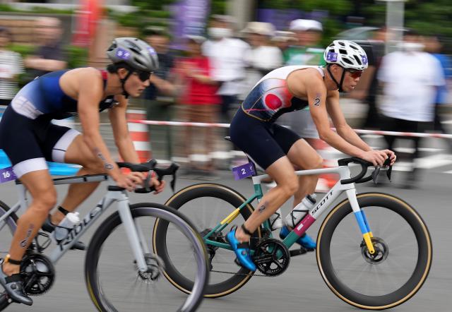 (260920) -- NAGOYA, Sept. 20, 2026 (Xinhua) -- Yasumatsu Aoba (R) of Japan and Park Sangmin of South Korea compete during the men's individual triathlon at the 20th Asian Games Aichi-Nagoya 2026 in Gamagori City of Aichi prefecture, Japan, Sept. 20, 2026. (Xinhua/Cen Yunpeng)
