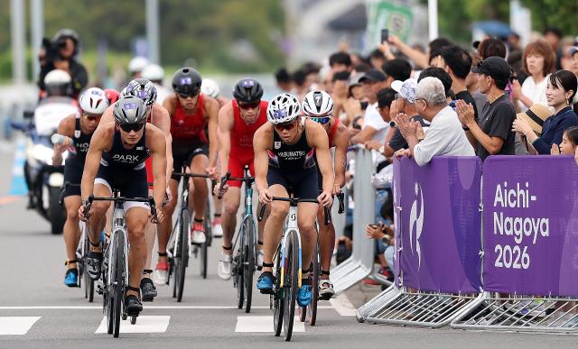 (260920) -- NAGOYA, Sept. 20, 2026 (Xinhua) -- Athletes compete during the men's individual triathlon final at the 20th Asian Games Aichi-Nagoya 2026 in Gamagori City of Aichi prefecture, Japan, Sept. 20, 2026. (Xinhua/Deng Hua)