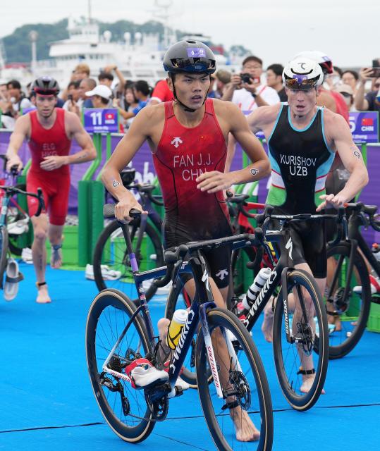 (260920) -- NAGOYA, Sept. 20, 2026 (Xinhua) -- Fan Junjie (front) of China competes during the men's individual triathlon at the 20th Asian Games Aichi-Nagoya 2026 in Gamagori City of Aichi prefecture, Japan, Sept. 20, 2026. (Xinhua/Cen Yunpeng)