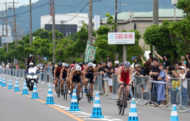 (260920) -- NAGOYA, Sept. 20, 2026 (Xinhua) -- Athletes compete during the men's individual triathlon at the 20th Asian Games Aichi-Nagoya 2026 in Gamagori City of Aichi prefecture, Japan, Sept. 20, 2026. (Xinhua/Cen Yunpeng)