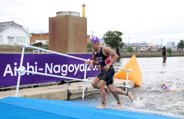 (260920) -- NAGOYA, Sept. 20, 2026 (Xinhua) -- Hojo Takumi (front) of Japan competes during the men's individual triathlon final at the 20th Asian Games Aichi-Nagoya 2026 in Gamagori City of Aichi prefecture, Japan, Sept. 20, 2026. (Xinhua/Deng Hua)