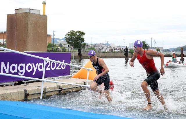 (260920) -- NAGOYA, Sept. 20, 2026 (Xinhua) -- Yasumatsu Aoba (L) of Japan and Zhang Xirui of China compete during the men's individual triathlon final at the 20th Asian Games Aichi-Nagoya 2026 in Gamagori City of Aichi prefecture, Japan, Sept. 20, 2026. (Xinhua/Deng Hua)