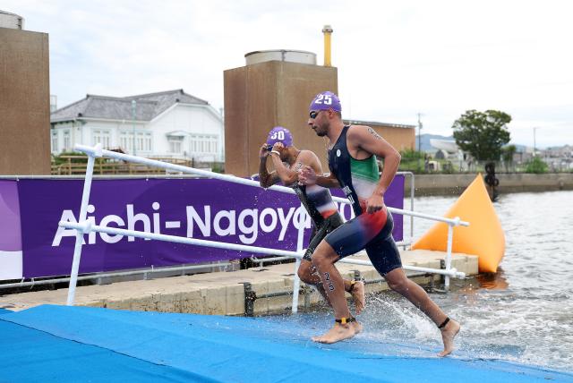 (260920) -- NAGOYA, Sept. 20, 2026 (Xinhua) -- Farid Hadipour (R) of Iran and Kritsanaphon Phonphai of Thailand compete during the men's individual triathlon final at the 20th Asian Games Aichi-Nagoya 2026 in Gamagori City of Aichi prefecture, Japan, Sept. 20, 2026. (Xinhua/Deng Hua)