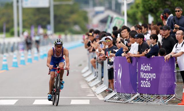 (260920) -- NAGOYA, Sept. 20, 2026 (Xinhua) -- Amarsanaa Ganbaatar of Mongolia competes during the men's individual triathlon final at the 20th Asian Games Aichi-Nagoya 2026 in Gamagori City of Aichi prefecture, Japan, Sept. 20, 2026. (Xinhua/Deng Hua)