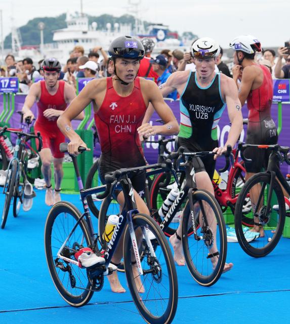 (260920) -- NAGOYA, Sept. 20, 2026 (Xinhua) -- Fan Junjie (front) of China competes during the men's individual triathlon final at the 20th Asian Games Aichi-Nagoya 2026 in Gamagori City of Aichi prefecture, Japan, Sept. 20, 2026. (Xinhua/Cen Yunpeng)