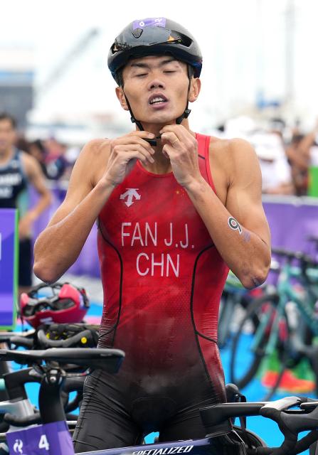 (260920) -- NAGOYA, Sept. 20, 2026 (Xinhua) -- Fan Junjie of China competes during the men's individual triathlon final at the 20th Asian Games Aichi-Nagoya 2026 in Gamagori City of Aichi prefecture, Japan, Sept. 20, 2026. (Xinhua/Cen Yunpeng)