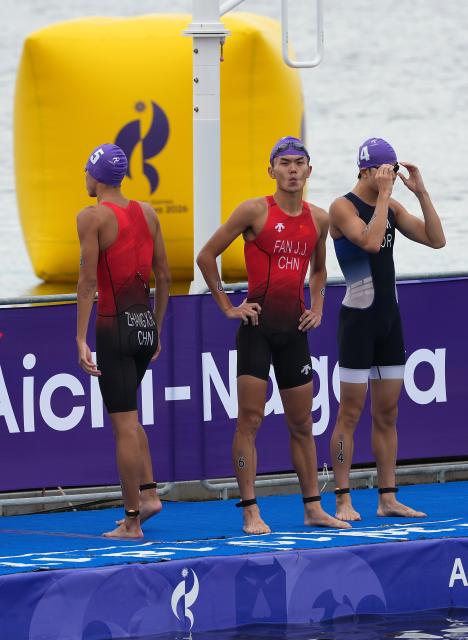 (260920) -- NAGOYA, Sept. 20, 2026 (Xinhua) -- China's Fan Junjie (C) and Zhang Xirui (L) before the men's individual triathlon final at the 20th Asian Games Aichi-Nagoya 2026 in Gamagori City of Aichi prefecture, Japan, Sept. 20, 2026. (Xinhua/Cen Yunpeng)
