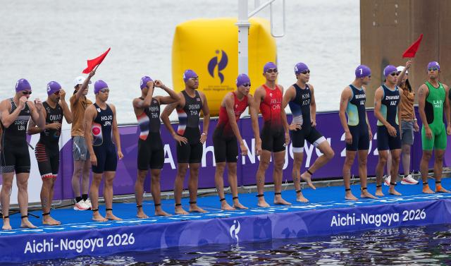 (260920) -- NAGOYA, Sept. 20, 2026 (Xinhua) -- Athletes prepare before the men's individual triathlon final at the 20th Asian Games Aichi-Nagoya 2026 in Gamagori City of Aichi prefecture, Japan, Sept. 20, 2026. (Xinhua/Cen Yunpeng)