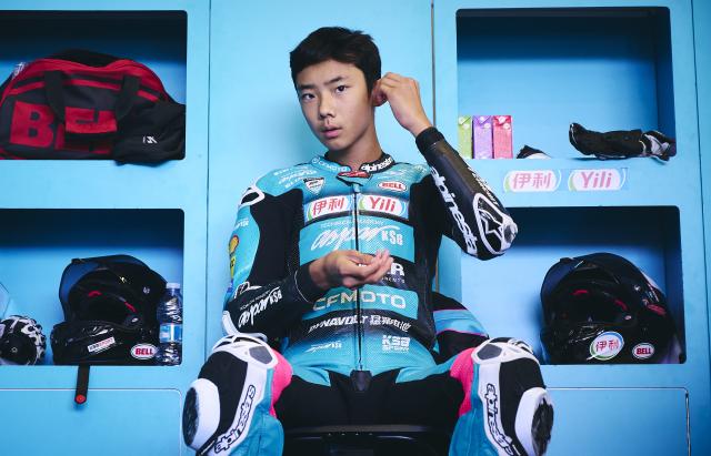 (260920) -- NAVARRA, Sept. 20, 2026 (Xinhua) -- CFMOTO Aspar's rider Sun Shengbo of China prepares before the race 1 of the ESBK Talent category at the 2026 Spanish Superbike Championship Navarra in Navarra, Spain, Sept. 19, 2026. (Photo by Pablo Morano/Xinhua)