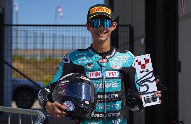 (260920) -- NAVARRA, Sept. 20, 2026 (Xinhua) -- CFMOTO Aspar's rider Sun Shengbo of China poses after winning the race 1 of the ESBK Talent category at the 2026 Spanish Superbike Championship Navarra in Navarra, Spain, Sept. 19, 2026. (Photo by Pablo Morano/Xinhua)