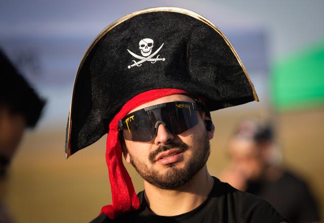 (260920) -- RICHMOND, Sept. 20, 2026 (Xinhua) -- A man dressed in pirate-themed costumes poses for photos during the 2026 Big Pirate Run in Richmond, British Columbia, Canada, Sept. 19, 2026. Runners dressed as pirates took part in the themed event, which featured multiple race distances along trails here on Saturday. (Photo by Liang Sen/Xinhua)