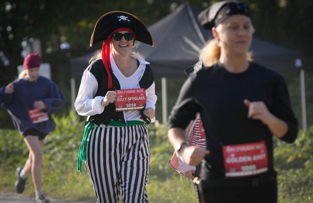 (260920) -- RICHMOND, Sept. 20, 2026 (Xinhua) -- Runners dressed in pirate-themed costumes take part in the 2026 Big Pirate Run in Richmond, British Columbia, Canada, Sept. 19, 2026. Runners dressed as pirates took part in the themed event, which featured multiple race distances along trails here on Saturday. (Photo by Liang Sen/Xinhua)
