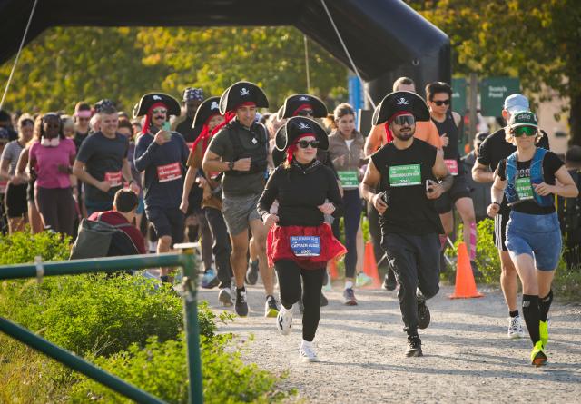 (260920) -- RICHMOND, Sept. 20, 2026 (Xinhua) -- Runners dressed in pirate-themed costumes take part in the 2026 Big Pirate Run in Richmond, British Columbia, Canada, Sept. 19, 2026. Runners dressed as pirates took part in the themed event, which featured multiple race distances along trails here on Saturday. (Photo by Liang Sen/Xinhua)