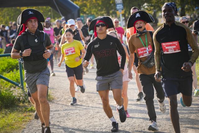 (260920) -- RICHMOND, Sept. 20, 2026 (Xinhua) -- Runners dressed in pirate-themed costumes take part in the 2026 Big Pirate Run in Richmond, British Columbia, Canada, Sept. 19, 2026. Runners dressed as pirates took part in the themed event, which featured multiple race distances along trails here on Saturday. (Photo by Liang Sen/Xinhua)