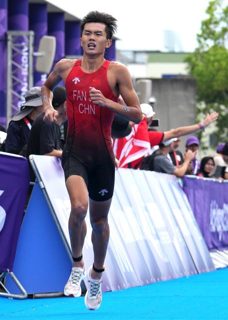 (260920) -- NAGOYA, Sept. 20, 2026 (Xinhua) -- Fan Junjie of China runs during the men's individual of triathlon at the 20th Asian Games Aichi-Nagoya 2026 in Gamagori City of Aichi Prefecture, Japan, Sept. 20, 2026. (Xinhua/Cen Yunpeng)