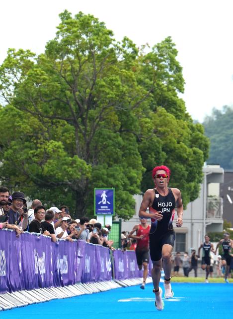 (260920) -- NAGOYA, Sept. 20, 2026 (Xinhua) -- Hojo Takumi of Japan runs to the finish line during the men's individual of triathlon at the 20th Asian Games Aichi-Nagoya 2026 in Gamagori City of Aichi Prefecture, Japan, Sept. 20, 2026. (Xinhua/Cen Yunpeng)