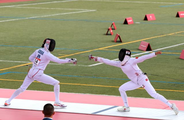 (260920) -- NAGOYA, Sept. 20, 2026 (Xinhua) -- Zhang Mingyu (R) of China competes with Uchida Misaki of Japan during the women's individual final, fencing direct elimination round of modern pentathlon at the 20th Asian Games Aichi-Nagoya 2026 in Anjo city of Aichi Prefecture, Japan, Sept. 20, 2026. (Xinhua/Yao Qilin)