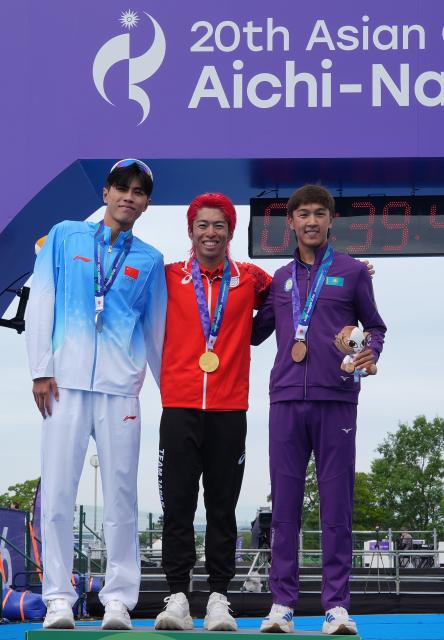 (260920) -- NAGOYA, Sept. 20, 2026 (Xinhua) -- Gold medalist Hojo Takumi (C) of Japan, silver medalist Zhang Xirui (L) of China and bronze medalist Arlan Zhanabay of Kazakhstan pose during the victory ceremony for the men's individual final of triathlon at the 20th Asian Games Aichi-Nagoya 2026 in Gamagori City of Aichi Prefecture, Japan, Sept. 20, 2026. (Xinhua/Cen Yunpeng)