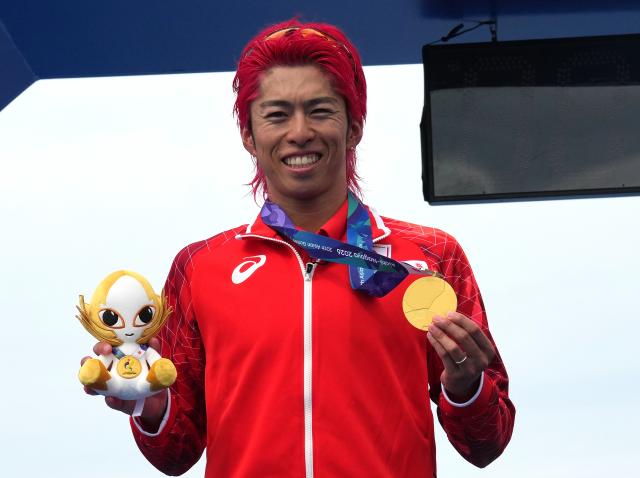 (260920) -- NAGOYA, Sept. 20, 2026 (Xinhua) -- Gold medalist Hojo Takumi of Japan poses during the victory ceremony for the men's individual final of triathlon at the 20th Asian Games Aichi-Nagoya 2026 in Gamagori City of Aichi Prefecture, Japan, Sept. 20, 2026. (Xinhua/Cen Yunpeng)
