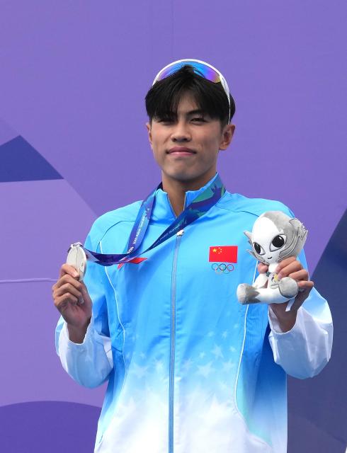 (260920) -- NAGOYA, Sept. 20, 2026 (Xinhua) -- Silver medalist Zhang Xirui of China poses during the victory ceremony for the men's individual final of triathlon at the 20th Asian Games Aichi-Nagoya 2026 in Gamagori City of Aichi Prefecture, Japan, Sept. 20, 2026. (Xinhua/Cen Yunpeng)