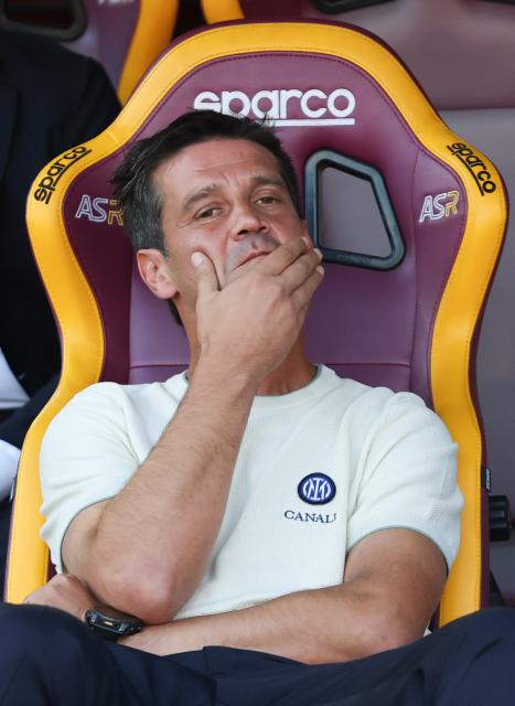 (260920) -- ROME, Sept. 20, 2026 (Xinhua) -- Inter Milan's head coach Christian Chivu gestures before a Serie A football match between Roma and Inter Milan in Rome, Italy, Sept. 19, 2026. (Xinhua/Wang Kaiyan)