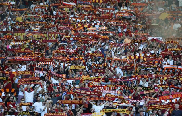 (260920) -- ROME, Sept. 20, 2026 (Xinhua) -- Fans of Roma cheer before a Serie A football match between Roma and Inter Milan in Rome, Italy, Sept. 19, 2026. (Xinhua/Wang Kaiyan)