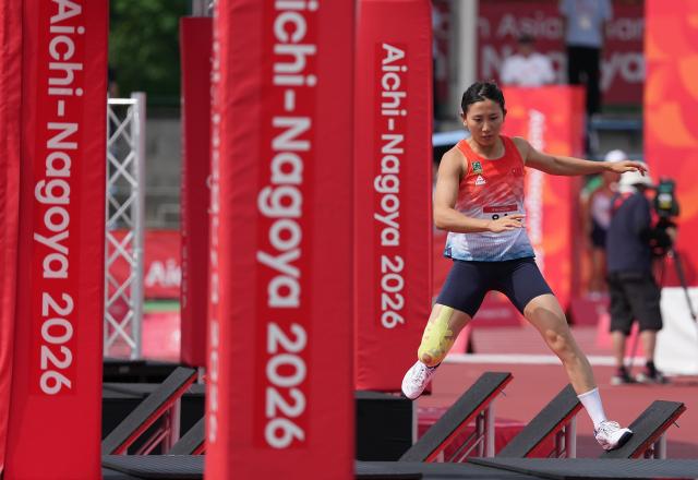 (260920) -- NAGOYA, Sept. 20, 2026 (Xinhua) -- Zhang Mingyu of China competes during the women's individual final, obstacle round of modern pentathlon at the 20th Asian Games Aichi-Nagoya 2026 in Anjo city of Aichi Prefecture, Japan, Sept. 20, 2026. (Xinhua/Zhou Mi)