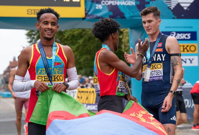 (260920) -- COPENHAGEN, Sept. 20, 2026 (Xinhua) -- Gold medalist Dawit Seare of Eritrea (C), silver medalist Jakob Ingebrigtsen of Norway (R) and bronze medalist Saymon Amanuel of Eritrea pose after the men's 5km race at the World Athletics Road Running Championships in Copenhagen, Denmark, Sept. 19, 2026. (Photo by Anders Kongshaug/Xinhua)