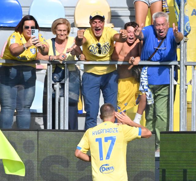 (260921) -- FROSINONE, Sept. 21, 2026 (Xinhua) -- Frosinone's Giorgi Kvernadze (bottom) celebrates his goal with fans during a Serie A football match between Frosinone and Como in Frosinone, Italy, Sept. 20, 2026. (Photo by Alberto Lingria/Xinhua)