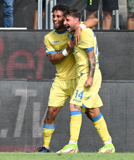 (260921) -- FROSINONE, Sept. 21, 2026 (Xinhua) -- Frosinone's Giacomo Calo (R) celebrates his goal during a Serie A football match between Frosinone and Como in Frosinone, Italy, Sept. 20, 2026. (Photo by Alberto Lingria/Xinhua)