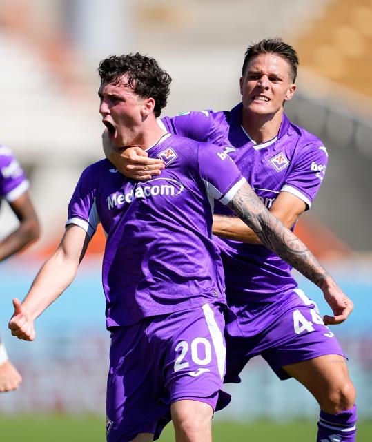 (260921) -- FLORENCE, Sept. 21, 2026 (Xinhua) -- Fiorentina's Alex Jimenez (L) celebrates his goal during a Serie A football match between Fiorentina and Napoli in Florence, Italy, Sept. 20, 2026. (Photo by Augusto Casasoli/Xinhua)
