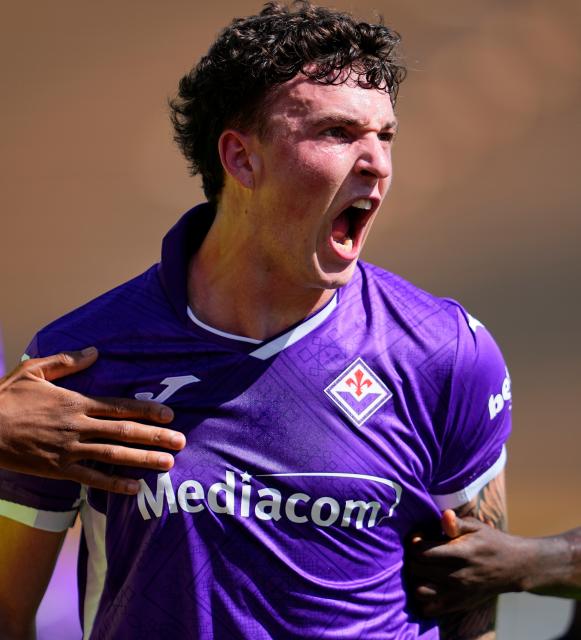 (260921) -- FLORENCE, Sept. 21, 2026 (Xinhua) -- Fiorentina's Alex Jimenez celebrates his goal during a Serie A football match between Fiorentina and Napoli in Florence, Italy, Sept. 20, 2026. (Photo by Augusto Casasoli/Xinhua)