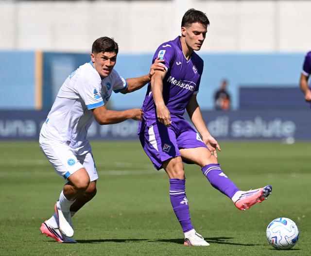 (260921) -- FLORENCE, Sept. 21, 2026 (Xinhua) -- Fiorentina's Nicolo Fagioli (R) competes during a Serie A football match between Fiorentina and Napoli in Florence, Italy, Sept. 20, 2026. (Photo by Augusto Casasoli/Xinhua)