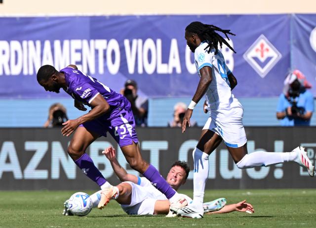 (260921) -- FLORENCE, Sept. 21, 2026 (Xinhua) -- Napoli's Amir Rrahmani (bottom) vies for the ball during a Serie A football match between Fiorentina and Napoli in Florence, Italy, Sept. 20, 2026. (Photo by Augusto Casasoli/Xinhua)